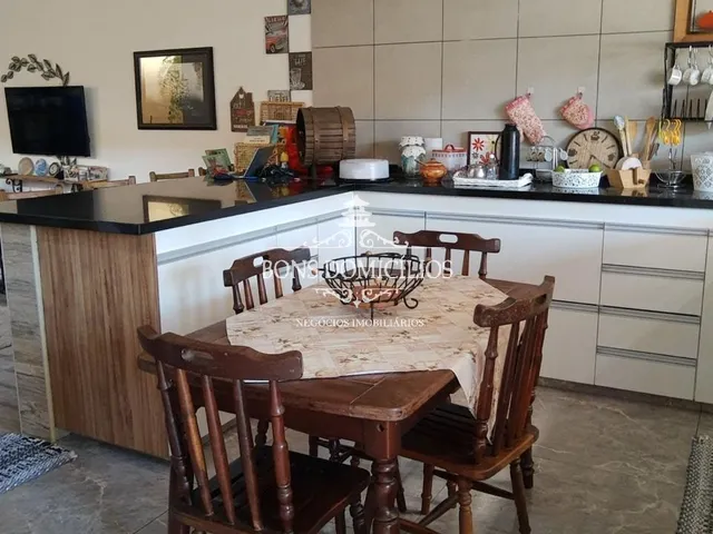 Imagem: A casa possui 3 Dormitórios, 1 Suíte, 2 Banheiros, 2