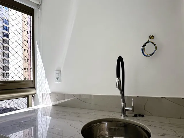 Imagem 4: Apartamento amplo na PRAIA DE ITAPOÃ — 4 quartos e 2 suítes no BEVERLY HILLS, quadra