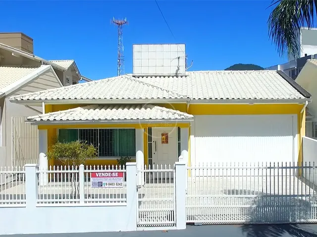 Imagem: A casa possui 4 Dormitórios, 1 Suíte, 2 Banheiros, 4
