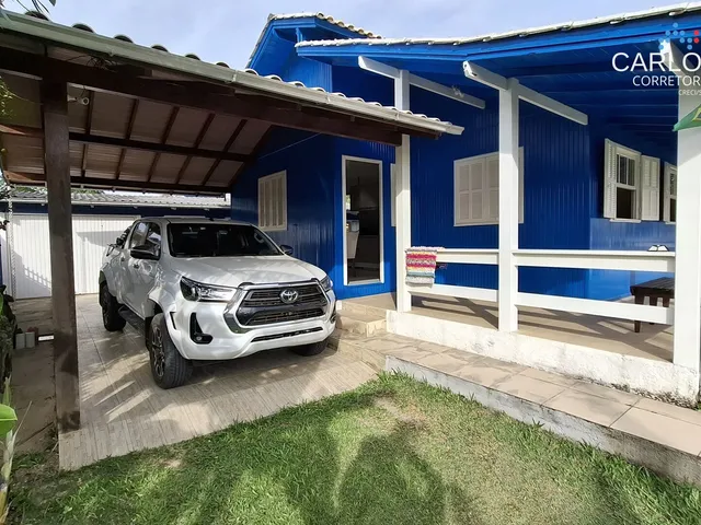 Imagem: A casa possui 3 Dormitórios, 2 Banheiros, 2 Vagas na