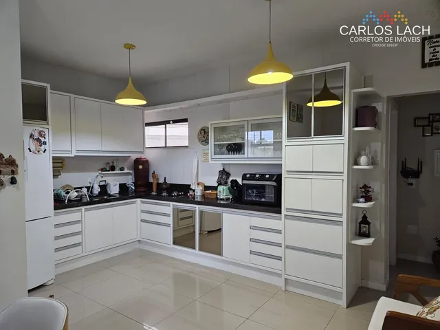 Imagem: A casa possui 3 Dormitórios, 1 Suíte, 2 Banheiros, 3