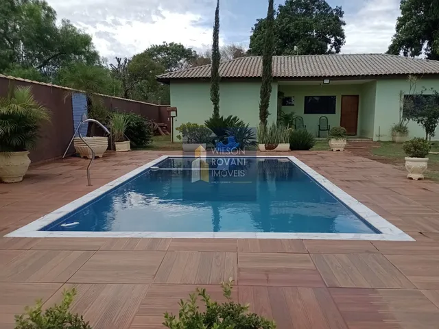 Imagem: A chácara possui 2 Dormitórios, 3 Banheiros e está