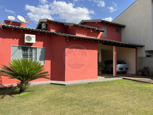 Imagem: A casa possui 3 Dormitórios, 1 Suíte, 2 Banheiros, 2