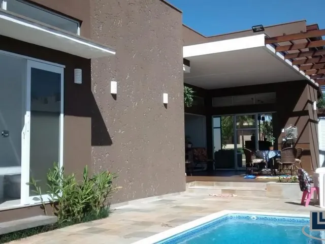 Imagem: A casa em condomínio possui 4 Dormitórios, 4 Suítes, 6