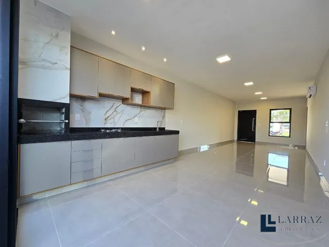Imagem: A casa possui 3 Dormitórios, 1 Suíte, 4 Banheiros, 8