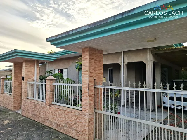 Imagem: A casa possui 2 Dormitórios, 1 Suíte, 2 Banheiros, 2