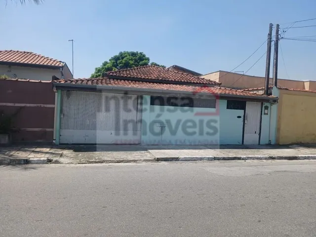 Imagem: A casa possui 3 Dormitórios, 1 Suíte, 2 Banheiros, 2