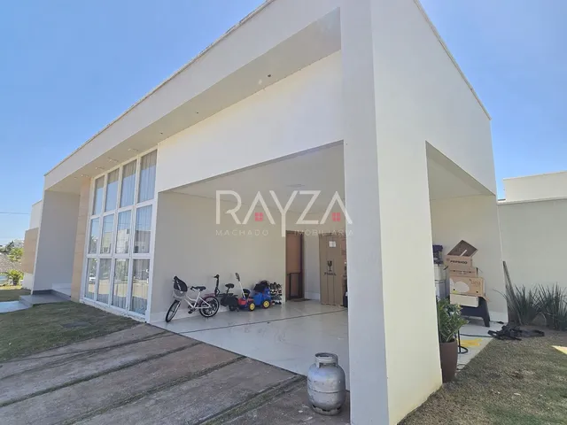 Imagem: A casa possui 3 Dormitórios, 3 Suítes, 1 Banheiro, 2