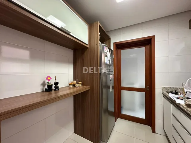 Imagem 5: Cobertura duplex semimobiliada, com 3 quartos, sendo 1 suíte, sacada, amplo terraço e 1
