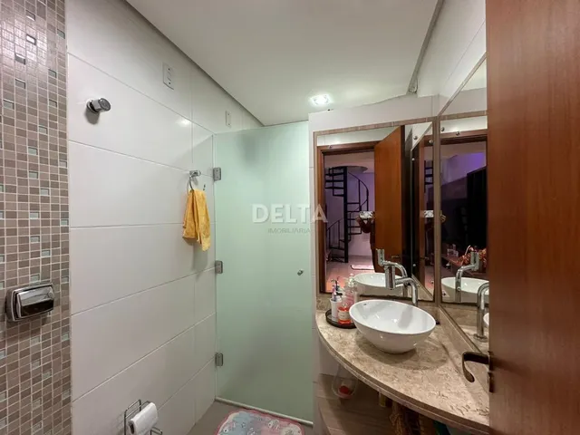Imagem 15: Cobertura duplex semimobiliada, com 3 quartos, sendo 1 suíte, sacada, amplo terraço e 1