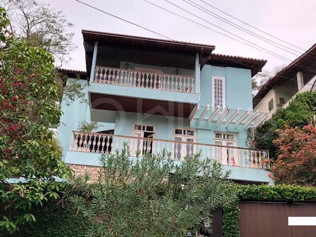 Imagem: A casa possui 4 Dormitórios, 1 Suíte, 4 Banheiros, 2
