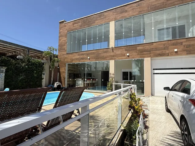 Imagem 1: Imóvel à venda no litoral, semi mobiliada com espaço gourmet, piscina, placa solar
