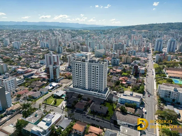 Imagem: O apartamento possui 5 Dormitórios, 1 Suíte, 2 Banheiros,