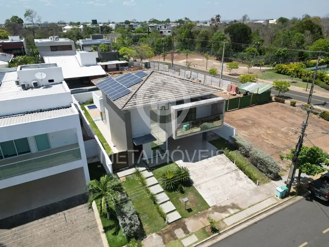 Imagem: A casa em condomínio possui 5 Dormitórios, 4 Suítes, 5