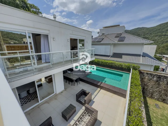 Imagem: A casa possui 4 Dormitórios, 2 Suítes, 5 Banheiros, 6