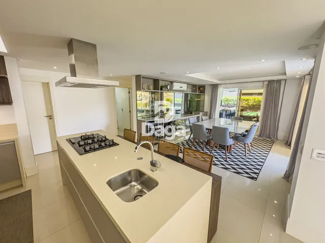 Imagem 4: Casa de Condomínio com 4 Quartos e 5 banheiros à Venda