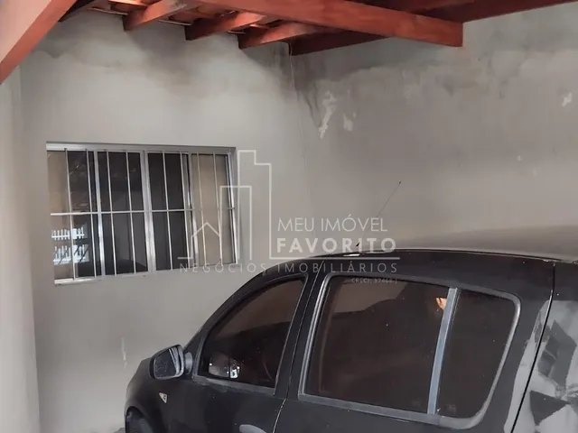Imagem: A casa possui 3 Dormitórios, 2 Banheiros, 1 Vaga na