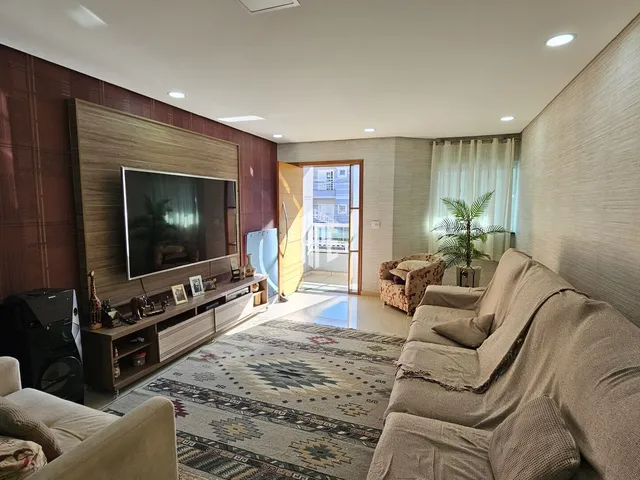 Imagem: A casa possui 6 Dormitórios, 1 Suíte, 3 Banheiros, 4 Vagas