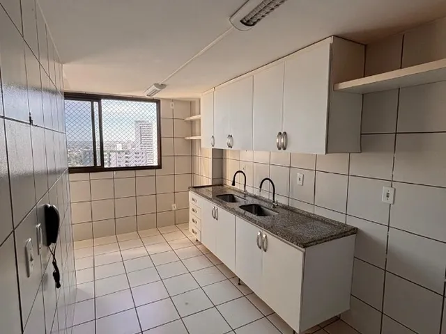 Imagem 2: Venda de Apartamento de Luxo em Casa Forte, Recife-PE: 4 Quartos, 2 Suítes, 3 Banheiros