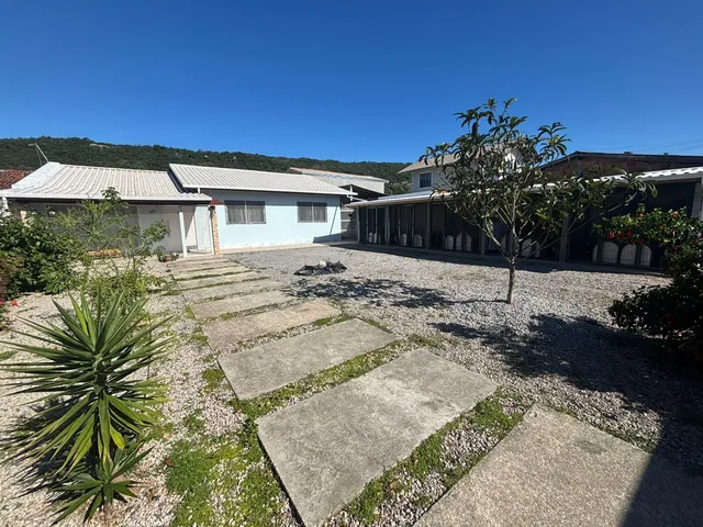 Imagem: Casa na Praia da Pinheira com Amplo Terreno
