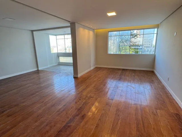 Imagem: O apartamento possui 4 Dormitórios, 1 Suíte, 3 Banheiros,