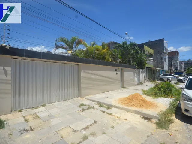 Imagem: A casa possui 3 Dormitórios, 1 Suíte, 1 Banheiro, 3 Vagas