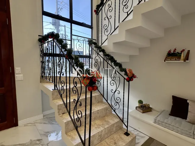 Imagem 16: Elegância Neoclássica no Alphaville – Sofisticação em Cada Detalhe