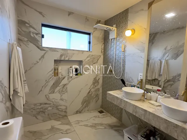 Imagem 2: Elegância Neoclássica no Alphaville – Sofisticação em Cada Detalhe
