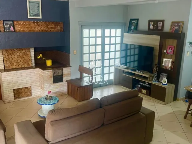 Imagem 14: CASA À VENDA - Está procurando uma casa espaçosa e com terreno amplo? Então esta é a