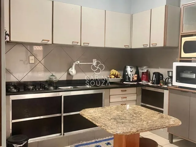 Imagem 7: CASA À VENDA - Está procurando uma casa espaçosa e com terreno amplo? Então esta é a