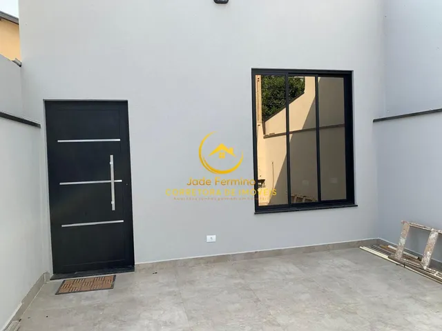 Imagem: A casa possui 3 Dormitórios, 1 Suíte, 1 Banheiro, 2 Vagas