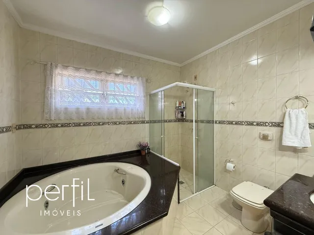 Imagem 3: Casa averbada com 5 dormitórios sendo 2 suítes e 1 com closet, 5 banheiros e 4 vagas de