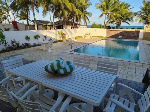 Imagem: A casa possui 4 Dormitórios, Acomodam 20 pessoas, 4 Vagas