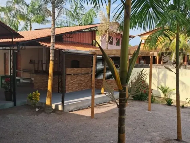 Imagem: A casa possui 4 Dormitórios, Acomodam 15 pessoas, 4 Vagas