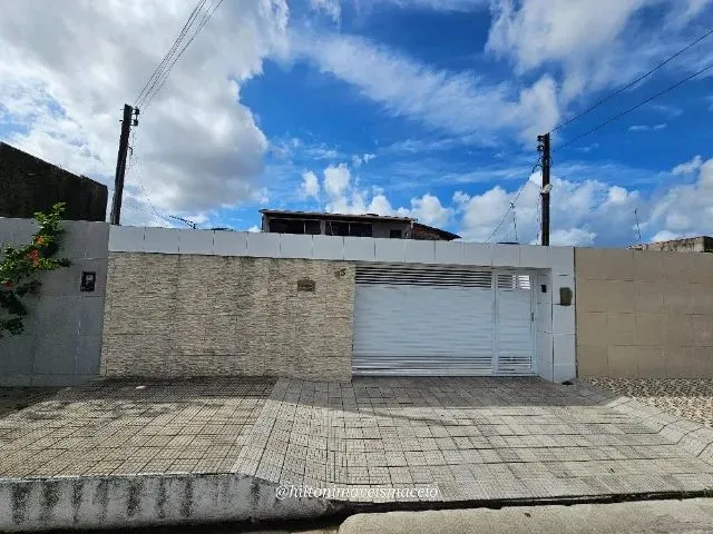 Imagem: A casa possui 4 Dormitórios, 2 Suítes, 3 Banheiros, 3