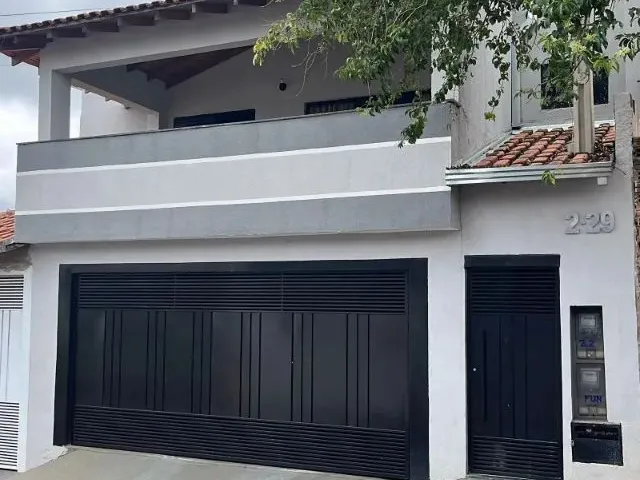 Imagem: A casa possui 5 Dormitórios, 1 Suíte, 4 Banheiros, 3