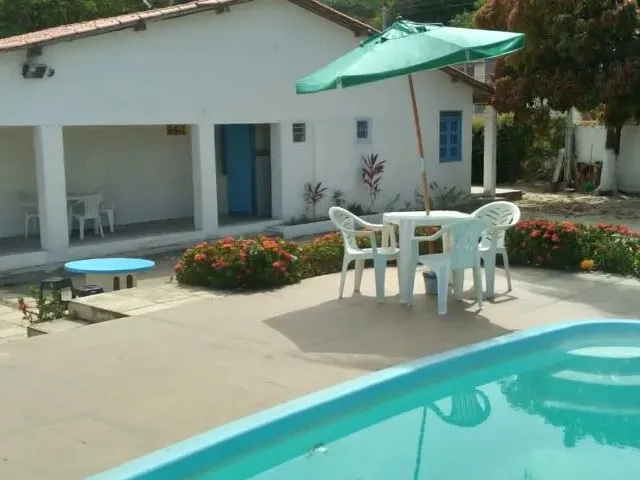 Imagem 2: Refúgio Perfeito com Piscina e Churrasqueira Perto do Mar