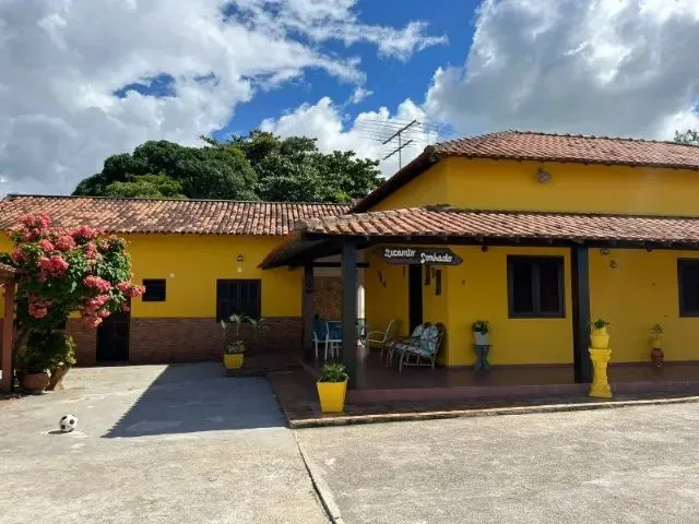 Imagem: A casa possui 4 Dormitórios, 2 Suítes, 4 Banheiros,
