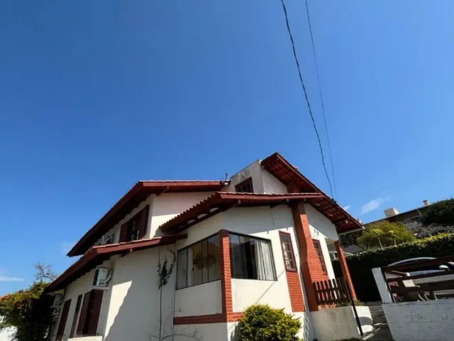 Imagem: A casa possui 5 Dormitórios, 4 Banheiros, Acomodam 15
