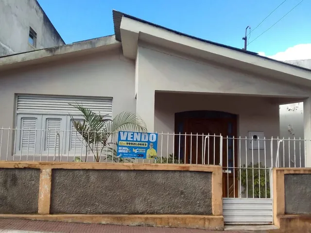 Imagem: A casa possui 2 Dormitórios, Acomodam 5 pessoas e está