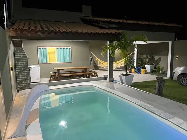 Imagem: A casa possui 3 Dormitórios, Acomodam 12 pessoas, 2 Vagas