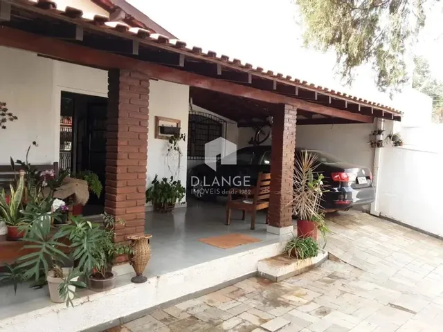 Imagem: A casa possui 3 Dormitórios, 1 Suíte, 2 Banheiros, 2