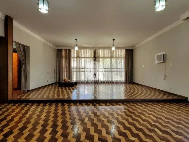 Imagem: A casa possui 4 Dormitórios, 2 Suítes, 5 Banheiros, 4