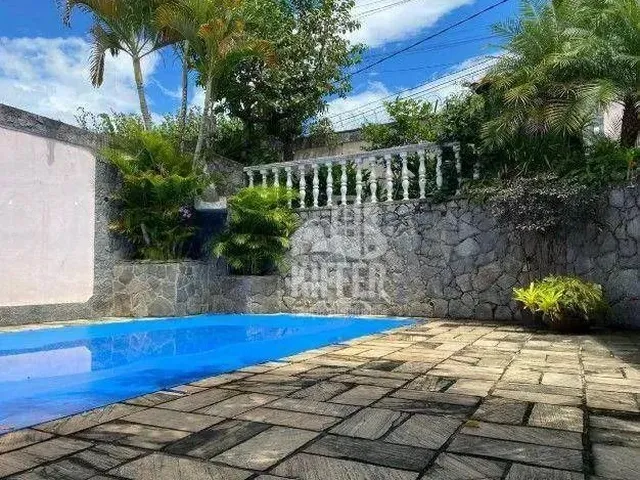 Imagem: A casa possui 4 Dormitórios, 1 Suíte, 5 Banheiros, 4