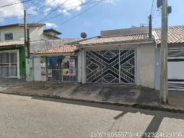 Imagem: A casa possui 2 Dormitórios, 1 Banheiro, 2 Vagas na