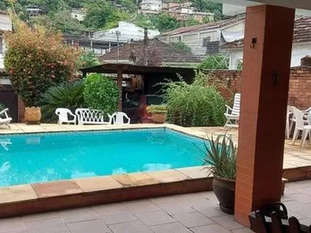 Imagem: A casa possui 5 Dormitórios, 1 Suíte, 5 Banheiros, 2