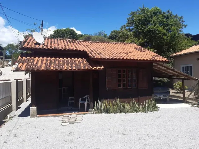 Imagem: A casa possui 2 Dormitórios, Acomodam 6 pessoas, 2 Vagas