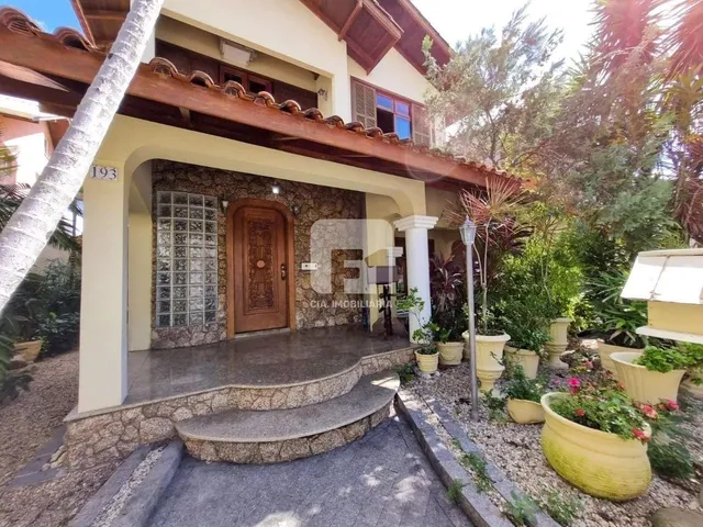 Imagem 1: Casa de 5 Dormitórios em Balneário do Estreito