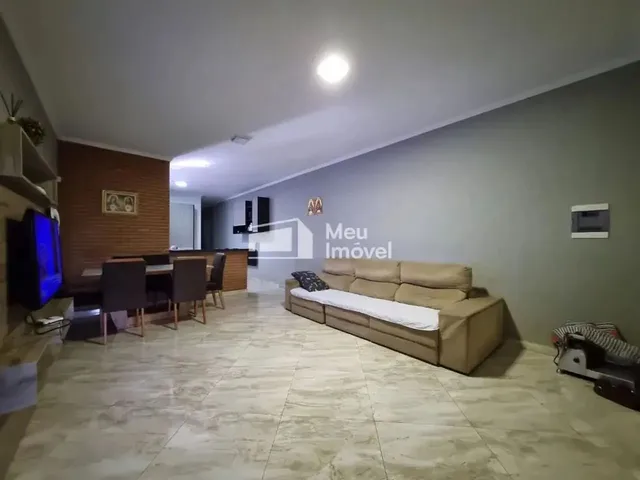 Imagem: A casa possui 3 Dormitórios, 1 Suíte, 1 Banheiro, 200m²