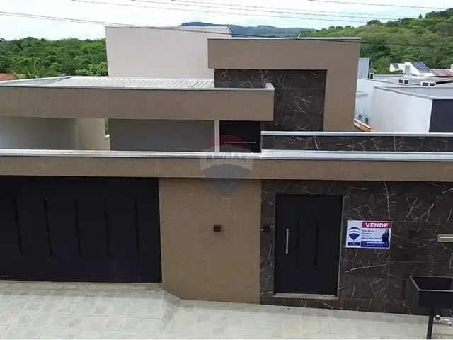 Imagem: A casa possui 3 Dormitórios, 2 Banheiros, 4 Vagas na garagem